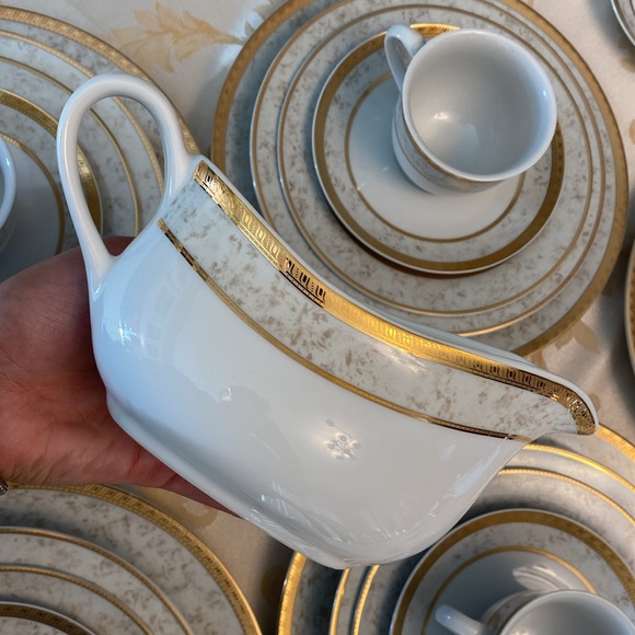 Vintage Royal Heritage Primavera gravy boat with under-plate. - Picture 3 of 8